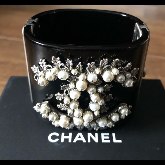 CHANEL-AUTHENTIC (Preowned) Black Faux Pearl & Silver Leaf Hinge Bracelet - Picture 15 of 15